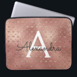 Housse Pour Ordinateur Portable Monogramme de glam métallique rose rose Rose<br><div class="desc">Rose Rose Gold Faux Métallic Foil Girly Glam Motif Monogramme Coque. Ce coque peut être customisé pour inclure votre nom initial et prénom. Si vous souhaitez faire correspondre des articles,  veuillez contacter le concepteur.</div>