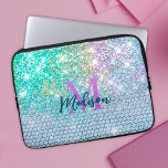 Housse Pour Ordinateur Portable Monogramme de la fausse parties scintillant Turquo<br><div class="desc">Jolie parties scintillant chic et élégante girly iridescente dans unicorn arc-en-ciel turquoise aqua pour créer une manche d'ordinateur portable unique et élégant. Ajoutez un peu de style à votre bureau, à votre bureau ou à votre espace personnel avec un nom personnalisé chic et élégant et une pochette monogramme. personnalisez-le avec...</div>