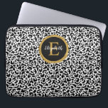 Housse Pour Ordinateur Portable Monogramme de léopard d'or noir<br><div class="desc">Un motif léopard noir et blanc avec un monogramme d'or et de noir élégant décore cette pochette d'ordinateur portable. Personnalisez-le pour vous-même ou pour un cadeau ! Conçu pour vous par Blackberry Boulevard.</div>