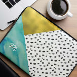 Housse Pour Ordinateur Portable Monogramme de médias mixtes turquoise et or<br><div class="desc">Design monogrammé amusant avec un motif cool noir et blanc aquarelle points motif avec accents turquoise et or.</div>