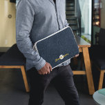 Housse Pour Ordinateur Portable Monogramme de Motif de la marine Abstraite moderne<br><div class="desc">Protégez votre technologie avec style grâce à cette pochette d'ordinateur portable personnalisée et élégante. Doté d'un motif abstrait moderne, ce design allie fonctionnalité et sophistication. Ajoutez votre nom et votre monogramme pour une touche personnalisée qui le rend vraiment unique. Parfait pour les professionnels, les étudiants, ou toute personne qui veut...</div>