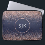 Housse Pour Ordinateur Portable Monogramme de Parties scintillant bleu marine rose<br><div class="desc">Blush Pink - Rose Gold et Marine Blue Faux Parties scintillant et Élégant Paraphe Monogrammed Initials Coque. Ce coque peut être customisé pour inclure votre nom initial et prénom.</div>