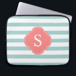 Housse Pour Ordinateur Portable Monogramme des rayures de menthe et de corail<br><div class="desc">Des rayures horizontales modernes et chic et un monogramme de quatrefoil.</div>