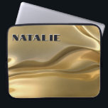 Housse Pour Ordinateur Portable Monogramme d'huile d'or Glam<br><div class="desc">Ce coque à manche portable unique dispose d'un arrière - plan de feuille liquide en or tridimensionnel. Il rayonne de glamour ! Ajoutez un nom pour le personnaliser. Fait un grand cadeau. Créé par Simply Farmhouse Press.</div>