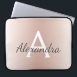Housse Pour Ordinateur Portable Monogramme d'ombre métallique rose rose pâle<br><div class="desc">Rose rose rose vierge métal métallique moderne et élégant Coque Monogramme. Ce coque peut être customisé pour inclure votre nom initial et prénom et fait un grand cadeau de Noël ou de 16 Anniversaire doux.</div>
