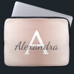 Housse Pour Ordinateur Portable Monogramme d'ombre métallique rose rose pâle<br><div class="desc">Rose rose rose vierge métal métallique moderne et élégant Coque Monogramme. Ce coque peut être customisé pour inclure votre nom initial et prénom et fait un grand cadeau de Noël ou de 16 Anniversaire doux.</div>