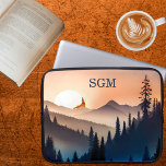 Housse Pour Ordinateur Portable Monogramme du lever du soleil sur les montagnes<br><div class="desc">Cette pochette d'ordinateur portable avec paysage de montagne rustique peut être personnalisée avec vos initiales ou nom de famille désirés. Parfait pour tous les amateurs de plein air.</div>