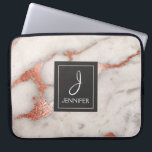 Housse Pour Ordinateur Portable Monogramme élégant en marbre rose rose or<br><div class="desc">Rose Rose Or Faux Marbre Elégant Monogramme Coque. Ce coque peut être customisé pour inclure votre nom initial et votre nom complet.</div>