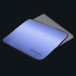 Housse Pour Ordinateur Portable Monogramme en aluminium brossé bleu métallique<br><div class="desc">Elégant ton bleu métallique,  simple texture d'aluminium brossé design de manche. monogramme/nom personnalisé et facultatif. Ce design est disponible sur d'autres produits. Il est offert dans des tons différents et n'importe quelle couleur peut être demandée par e-mail.</div>