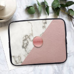 Housse Pour Ordinateur Portable Monogramme en marbre moderne rose pâle<br><div class="desc">Un design moderne en marbre et cuir rose avec un bouton rond rose qui tient vos initiales. Tout fabuleusement faux et un effet visuel imprimé C'est un manche mince - alors assurez-vous de vérifier vos dimensions. Convient aussi pour les tablettes !</div>