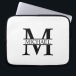 Housse Pour Ordinateur Portable Monogramme et nom personnalisés<br><div class="desc">Monogramme personnalisé et cadeaux de nom avec monogramme personnalisé et nom dans le style de police serif classique. Parfait comme cadeaux de fête des pères pour papa,  cadeaux pour grand-père,  mari,  diplômé et plus.</div>