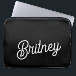 Housse Pour Ordinateur Portable Monogramme et nom personnalisés en noir moderne<br><div class="desc">Le Monogramme et le Manche d'Ordinateur Portable Black Blanc Moderne serait un accessoire élégant et protecteur pour votre ordinateur portable. Le design noir et blanc élégant, combiné à des détails personnalisés, ajoute une touche de sophistication tout en préservant votre appareil. Idéal pour un usage professionnel et personnel, il allie élégance...</div>