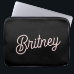 Housse Pour Ordinateur Portable Monogramme et nom rose roux noir moderne<br><div class="desc">Le Monogramme et le Manteau d'ordinateur portable Black Blush, de couleur rose pâle, offre un mélange sophistiqué de rose roux et noir avec une touche personnalisée. Conçu pour protéger votre ordinateur portable dans le style, ce manchon présente un design épuré et minimaliste avec votre monogramme et nom élégamment affiché. Le...</div>