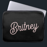 Housse Pour Ordinateur Portable Monogramme et nom rose roux noir moderne<br><div class="desc">Le Monogramme et le Manteau d'ordinateur portable Black Blush, de couleur rose pâle, offre un mélange sophistiqué de rose roux et noir avec une touche personnalisée. Conçu pour protéger votre ordinateur portable dans le style, ce manchon présente un design épuré et minimaliste avec votre monogramme et nom élégamment affiché. Le...</div>