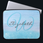 Housse Pour Ordinateur Portable Monogramme Fille bleue Ombre Parties scintillant d<br><div class="desc">Gaine d'ordinateur portable Girly que vous pouvez personnaliser avec votre monogramme. Ajoutez votre initiale et votre nom dans la typographie élégante en bleu aqua et gris foncé à cette toile de fond sombre et chic. L'ombre est un mélange de grains de bois et de poussière de parties scintillant brillante douce...</div>