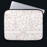 Housse Pour Ordinateur Portable Monogramme géométrique triangulaire Rose d'or<br><div class="desc">Manche d'ordinateur portable Monogramme triangulaire en or Rose Girly. Facile à customiser avec du texte,  des polices et des couleurs. Créé par le designer pro Zazzle BK Thompson © exclusivement pour Cedar et String; veuillez nous contacter si vous avez besoin d'aide pour le design.</div>