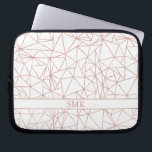 Housse Pour Ordinateur Portable Monogramme géométrique triangulaire Rose d'or<br><div class="desc">Manche d'ordinateur portable Monogramme triangulaire en or Rose Girly. Facile à customiser avec du texte,  des polices et des couleurs. Créé par le designer pro Zazzle BK Thompson © exclusivement pour Cedar et String; veuillez nous contacter si vous avez besoin d'aide pour le design.</div>