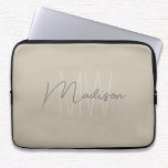 Housse Pour Ordinateur Portable Monogramme minimaliste moderne Nom de script beige<br><div class="desc">Protégez votre ordinateur portable avec style grâce à cette manche d'ordinateur Monogram Beige Script Name minimaliste moderne. Doté d'un design élégant et épuré, ce manchon présente votre monogramme personnalisé avec vos initiales et votre nom dans un script moderne raffiné. L'arrière - plan beige neutre apporte une touche sophistiquée, en faisant...</div>