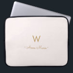Housse Pour Ordinateur Portable Monogramme moderne Blush Pink Gold Script<br><div class="desc">Un design monogramme moderne et élégant avec typographie écriture manuscrite en or et typographie en bloc sans serif sur un élégant arrière - plan rose pastel pâle. Le monogramme et le nom peuvent être facilement personnalisés.</div>