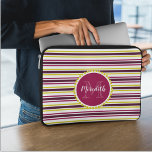 Housse Pour Ordinateur Portable Monogramme moderne Girls rose violet rayures jaune<br><div class="desc">Cette pochette d'ordinateur portable girly moderne dispose d'un motif rayé coloré en blanc,  jaune,  rose et violet avec un nom personnalisé et monogramme en couleurs assorties.</div>