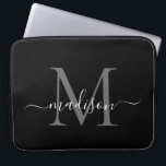 Housse Pour Ordinateur Portable Monogramme moderne noir gris argent Script de fill<br><div class="desc">Monogramme moderne Noir Blanc Fille Chic Script Nom manche ordinateur</div>
