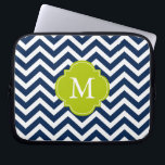 Housse Pour Ordinateur Portable Monogramme Motif de Zigzags bleu et vert<br><div class="desc">Des rayures de chevrons modernes et chic et un monogramme de quatrefoil.</div>