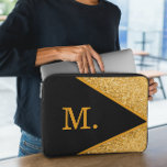 Housse Pour Ordinateur Portable Monogramme noir Parties scintillant or<br><div class="desc">Ajoutez une touche de luxe et d'élégance à vos accessoires technologiques grâce à notre Manche Portable Monogramme Noir Parties scintillant Or. Conçu pour le style et la protection, ce manchon garde votre ordinateur portable en sécurité tout en faisant une déclaration audacieuse. Un arrière - plan noir élégant, décoré d'un monogramme...</div>