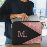 Housse Pour Ordinateur Portable Monogramme noir Parties scintillant rose<br><div class="desc">Ajoutez une touche de luxe et d'élégance à vos accessoires technologiques grâce à notre Manche Portable Monogram Parties scintillant Rose. Conçu pour le style et la protection, ce manchon garde votre ordinateur portable en sécurité tout en faisant une déclaration audacieuse. Un arrière - plan noir élégant, décoré d'un monogramme de...</div>