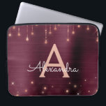 Housse Pour Ordinateur Portable Monogramme rose à cordes d'or bordeaux<br><div class="desc">Rose Rose Or et Bourgogne Faux Foil et String Lights Sparkle Elegant Monogram Coque. Ce coque peut être customisé pour inclure votre nom initial et prénom.</div>