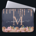 Housse Pour Ordinateur Portable Monogramme Rose Parties scintillant or goutte glam<br><div class="desc">Monogram Pink Parties scintillant Girly Glam Portable Sleeve - Vous aimez étinceler, pourquoi ne pas votre coque d'ordinateur portable? Ce coque d'ordinateur portable bleu marine est doté d'une parties scintillant rose en or dégoulinante avec des fleurs de couleur bleu et or. Ajoutez une touche personnelle en ajoutant votre nom et...</div>