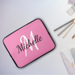 Housse Pour Ordinateur Portable Monogramme Simple Et Design Ajouter Votre Nom   In<br><div class="desc">Coque d'ordinateur portable avec un arrière - plan rose et blanc personnalisé monogramme premier initiale et prénom.</div>