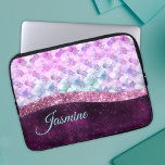 Housse Pour Ordinateur Portable Monographie de la peau de sirène rose argent faux<br><div class="desc">Jolie chic et élégante peau de sirène irisée fausse parties scintillant en argent rose violet pour créer une manche d'ordinateur portable design unique. Ajoutez du style à votre bureau, à votre bureau ou à votre espace personnel avec un nom personnalisé chic et élégant et une pochette monogramme pour ordinateur portable...</div>