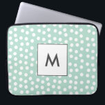 Housse Pour Ordinateur Portable Monographie de pois de menthe vert clair<br><div class="desc">Un design simple et élégant à la menthe verte,  avec quelques pois blancs. Facilement personnalisable avec votre nom ou monogramme.</div>