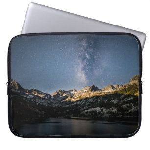 Housse Pour Ordinateur Portable MONTAGNE Brown ET NOIRE SOUS LE CIEL NUAGE GRIS