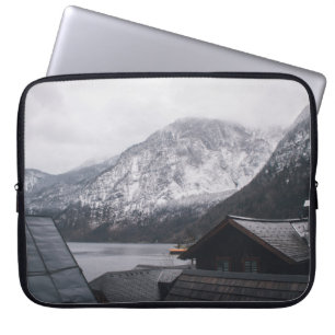 HOUSSE POUR ORDINATEUR PORTABLE MONTAGNE COUVERTE DE NEIGE PRÈS DU CORPS D'EAU