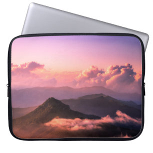 HOUSSE POUR ORDINATEUR PORTABLE MONTAGNE VERTE ENTOURÉE DE NUAGES