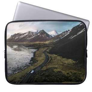 HOUSSE POUR ORDINATEUR PORTABLE MONTAGNES PRÈS DU CORPS D'EAU
