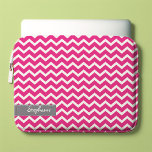 Housse Pour Ordinateur Portable Motif Chevrons Zag Rose chaud<br><div class="desc">Personnalisez cette pochette élégante pour ordinateur portable avec votre nom, initiales, monogramme, une date spéciale ou tout texte de votre choix. Visitez notre magasin pour plus de choix de couleurs et de motifs ainsi que des produits correspondants tels que les manches ipad, les couvertures iphone et android et plus encore!...</div>