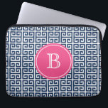 Housse Pour Ordinateur Portable Motif clé bleu grec de la marine Hot rose Monogram<br><div class="desc">Clé Motif bleu grec Hot rose Monogram Portable Sleeve. Manche portable personnalisable avec motif marine bleu et blanc grec clé. Personnalisez en ajoutant votre propre monogramme.</div>
