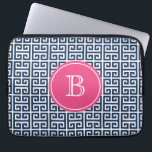 Housse Pour Ordinateur Portable Motif clé bleu grec de la marine Hot rose Monogram<br><div class="desc">Clé Motif bleu grec Hot rose Monogram Portable Sleeve. Manche portable personnalisable avec motif marine bleu et blanc grec clé. Personnalisez en ajoutant votre propre monogramme.</div>