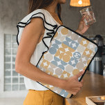 Housse Pour Ordinateur Portable Motif d'art rétro gris gris bleu moutarde personna<br><div class="desc">Beau bleu gris contemporain, marron beige, taupe, jaune ocre et blanc cercles géométriques et demi-cercles motif sur un arrière - plan blanc immaculé. Avec l'option de customiser ou de personnaliser avec un nom monogramme ou initial de votre choix. Design orné, élégant, élégant et éclectique pour la fashionista artistique de fantaisie,...</div>