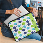 Housse Pour Ordinateur Portable Motif De Baleines, Beaux Baleines, Votre Nom<br><div class="desc">Joli,  amusant et adorable motif avec baleines bleues et vertes. Un cadeau moderne et tendance,  parfait pour les amateurs de baleines dans votre vie. Personnalisez en ajoutant votre nom,  votre pseudonyme,  votre monogramme ou vos initiales.</div>