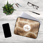 Housse Pour Ordinateur Portable Motif de girafe moderne avec monogramme et nom<br><div class="desc">Un monogramme moderne et un nametag sur un motif girafe sur une manche d'ordinateur portable.</div>