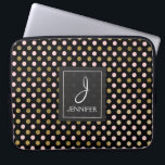 Housse Pour Ordinateur Portable Motif de points de Polka Pink et Gold Foil<br><div class="desc">Pink,  Black et Faux Gold Foil Polka Dot Motif Élégant Coque Monogramme. Ce coque peut être customisé pour inclure votre nom initial et votre nom complet.</div>