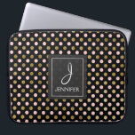 Housse Pour Ordinateur Portable Motif de points de Polka Pink et Gold Foil<br><div class="desc">Pink,  Black et Faux Gold Foil Polka Dot Motif Élégant Coque Monogramme. Ce coque peut être customisé pour inclure votre nom initial et votre nom complet.</div>