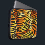 Housse Pour Ordinateur Portable Motif d'impression de fourrure de tigre rayée<br><div class="desc">Cette pochette branchée pour ordinateur portable présente un motif rayé avec des rayures d'animaux noirs sur un arrière - plan de fourrure orange, jaune et crème très lumineux. Apportez le chat sauvage en vous avec ce design félin cool. C'est le look original et audacieux parfait pour les amoureux des animaux....</div>