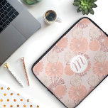 Housse Pour Ordinateur Portable Motif et monogramme rose Gold Flower<br><div class="desc">Un motif de fleurs roses poussiéreuses mélangées à des fleurs plus grandes. Les fleurs plus grandes ont une subtile texture dorée rose glittère. Ce motif floral abstrait se répète sans fin pour que vous puissiez changer la taille pour changer l'apparence du design. Cette motif est subtile, jolie et branchée, avec...</div>