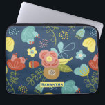 Housse Pour Ordinateur Portable Motif floral coloré bleu foncé Personnalisé<br><div class="desc">Joli motif fleuri coloré sur arrière - plan bleu foncé avec personnalisation optionnelle.</div>