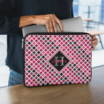 Housse Pour Ordinateur Portable Motif géométrique de Parties scintillant rose fill<br><div class="desc">Cette pochette d'ordinateur portable girly personnalisée dispose d'un motif géométrique (carré) coloré en parties scintillant rose,  violet,  noir et blanc. Grand monogramme et nom en jolie police de script sont encadrés au centre dans les tons correspondants.</div>