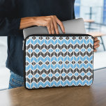 Housse Pour Ordinateur Portable Motif géométrique moderne Blue Grey Herringbone<br><div class="desc">Cette pochette d'ordinateur portable est dotée d'un motif d'os de hareng géométrique coloré en bleu,  gris foncé et blanc.</div>
